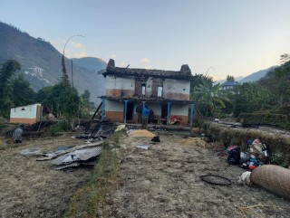 खोटाङ :  विद्युत सर्ट भएर घरमा आगलागी हुँदा २७ लाख बढिको क्षती