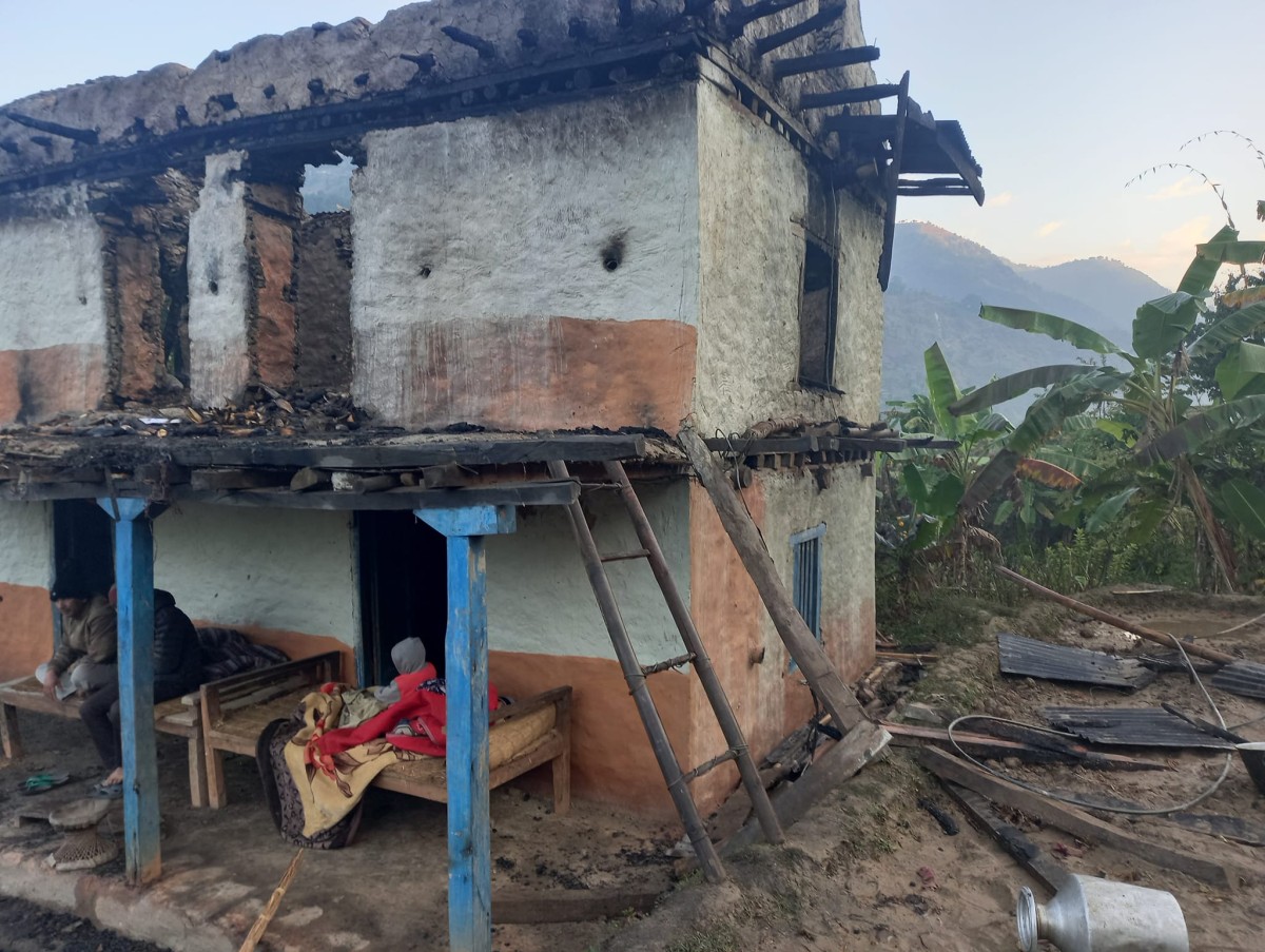 fire destroyed house at houchur photo_khotang2.jpg