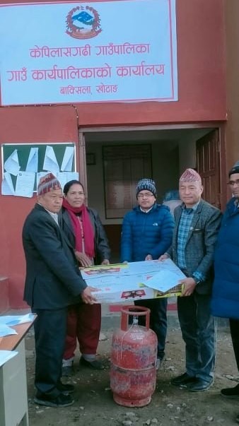 केपिलासगढी  : ३७ विद्यालयलाई ग्याँस सिलिण्डर र चुल्हो