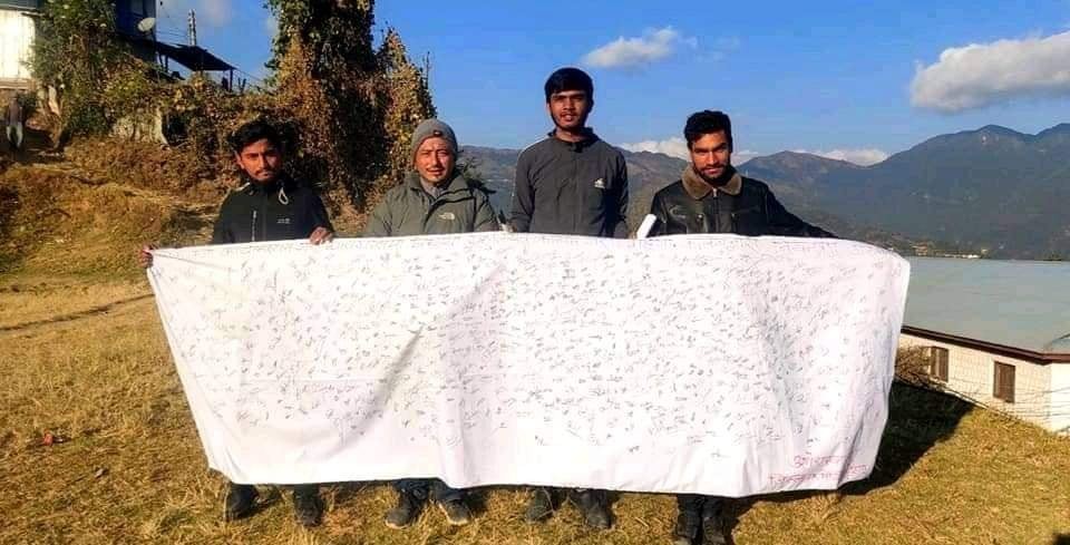 शैक्षिक कर्जाको व्यवस्था, महंगी नियन्त्रण लगायतको माग गर्दै अखिलले बुझाए हस्ताक्षर