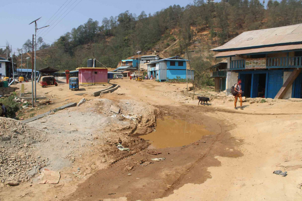 नेता ठेकेदारले जिम्मा लिएको ठेक्का अलपत्र