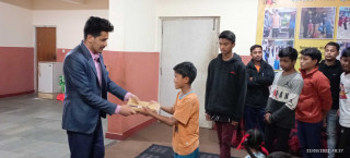 अनाथ बालवालिकालाई शैक्षिक सामग्री प्रदान गर्दै पत्रकार वनले मनाए जन्मदिन