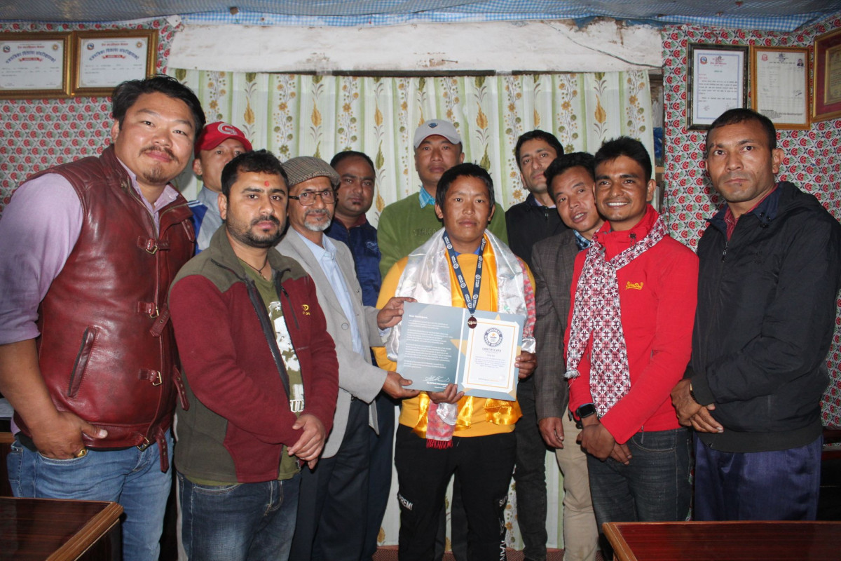 उल्टो बसेर बाईक चलाउने खोटाङका युवालाई गिनिज वल्ड रेकर्डस्को सम्मान