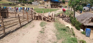 प्लाष्टिक टनेल वितरणका क्रममा उत्पन्न विवादले एउटै सडकको तीन ठाउँमा बन्द