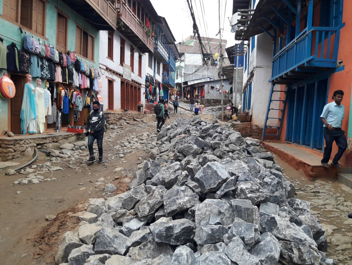 सडक ढलानको काममा ढिलासुस्ती गर्ने ठेकेदारलाई नगरपालिकाको ‘अल्टिमेटम’