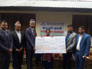 मृतक बीमित परिवारलाई यूनियन लाइफले दियो १४ लाख