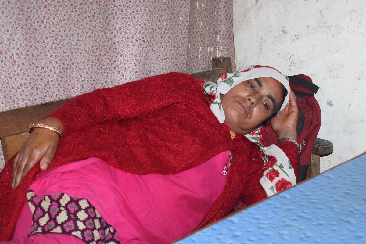 विद्यालयको हिसाव किताव खोज्ने शिक्षिकामाथि हातपात