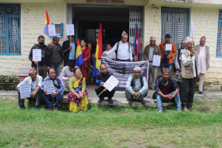 कृषकलाई मल र बीउ उपलव्ध गराउन माग गर्दै राप्रपाको धर्ना