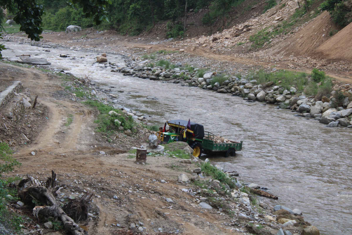 खोटाङ : अवैधरुपमा बालुवा निकालेर ओसार पसार गर्ने तीन ट्याक्टर नियन्त्रणमा