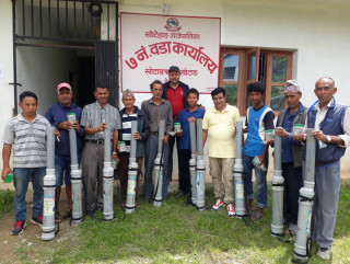 खोटेहाङमा किसानलाई बाँदर धपाउने मेसिन