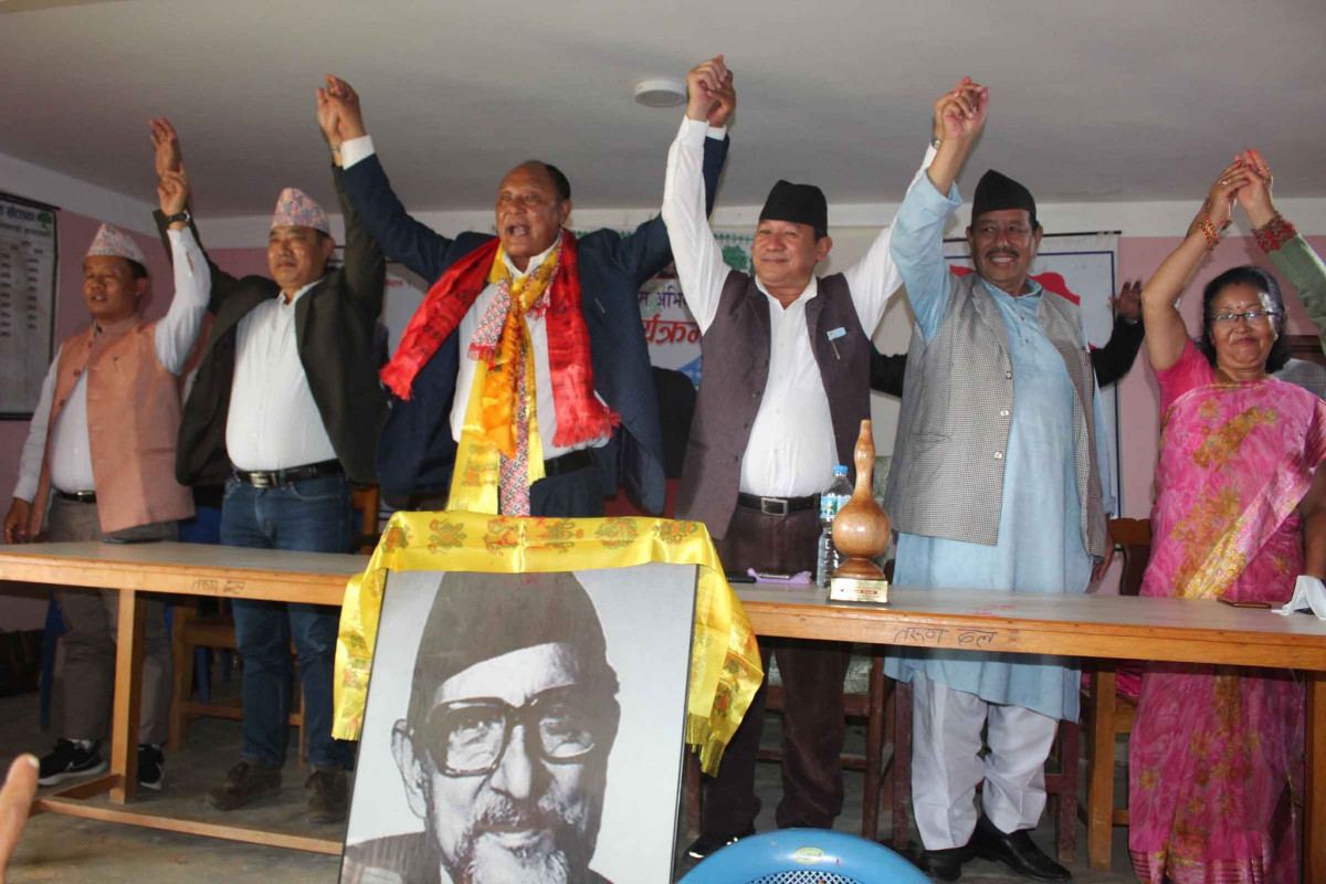 खोटाङः कांग्रेस नेताले उठेर हातोमालो गरे तर ...