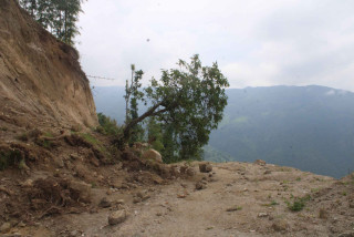 वर्षाका कारण अधिकांश कच्ची सडक अवरुद्ध हुँदा यात्रु मारमा