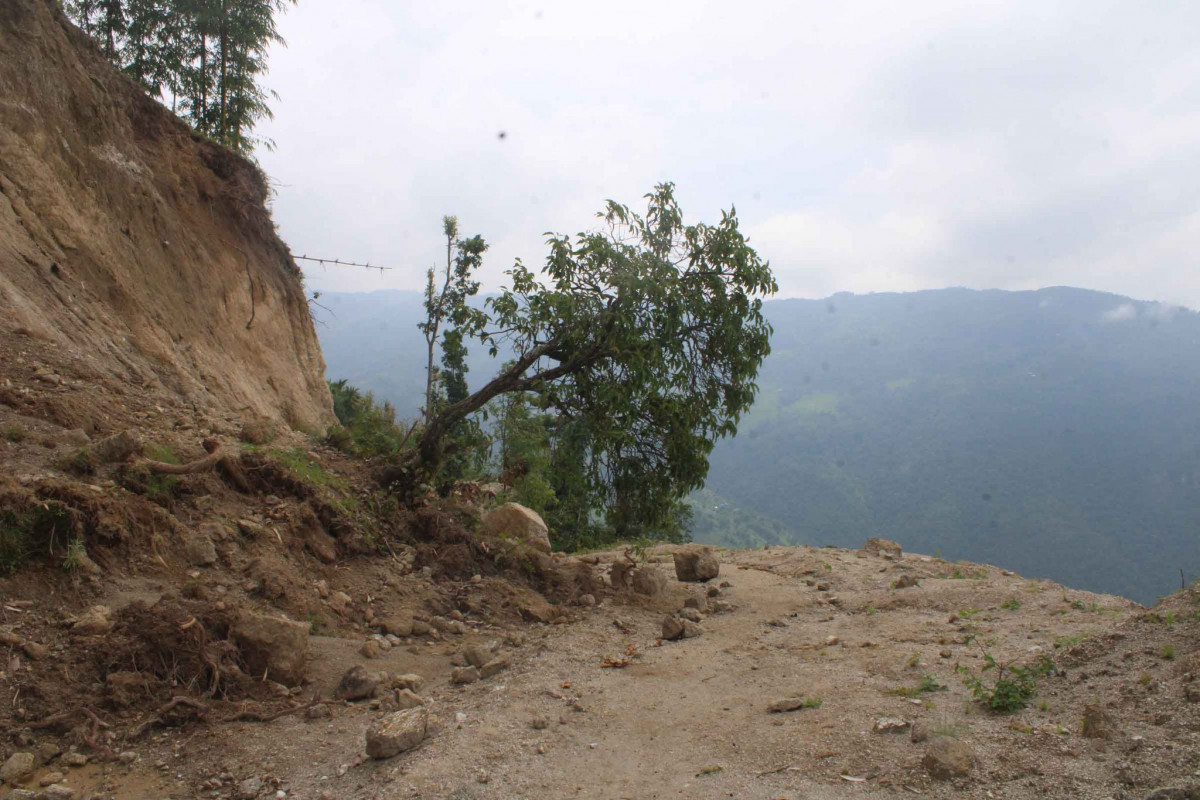 वर्षाका कारण अधिकांश कच्ची सडक अवरुद्ध हुँदा यात्रु मारमा