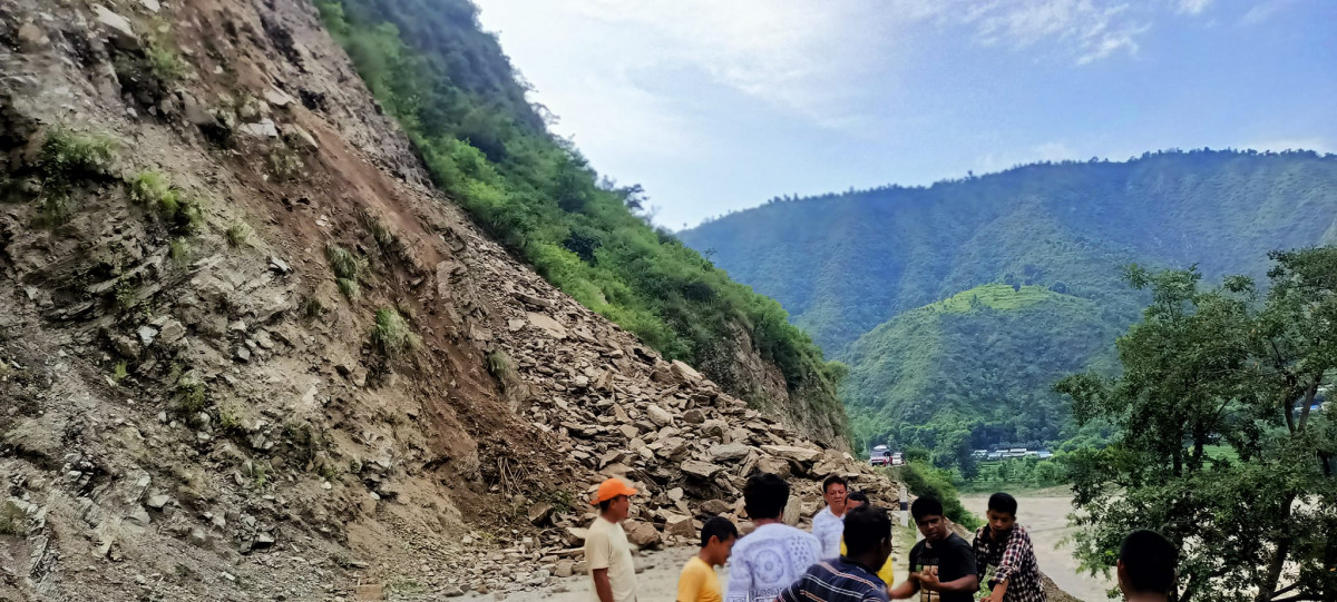 सिन्धुलीमा पहिरो खस्दा मध्यपहाडी लोकमार्ग अवरुद्ध
