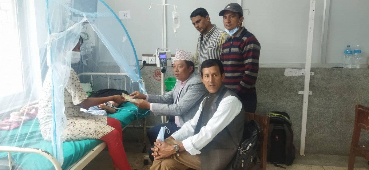 निमोनियाबाट ग्रसित वालकलाई गाउँपालिका अध्यक्ष र वडाध्यक्षको आर्थिक सहयोग