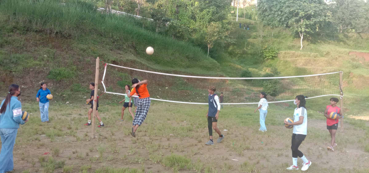नवौं राष्ट्रिय खेलकुद प्रतियोगीताः फितलो व्यवस्थापनबीचमा प्रतिष्पर्धा गर्दै खेलाडी