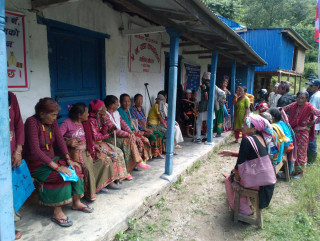 अशक्तलाई शिबिरमार्फत सामाजिक सुरक्षा भत्ता वितरण गर्दै साकेला