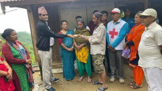 धितुङः आगलागीबाट विस्थापित दुई परिवारलाई राहत