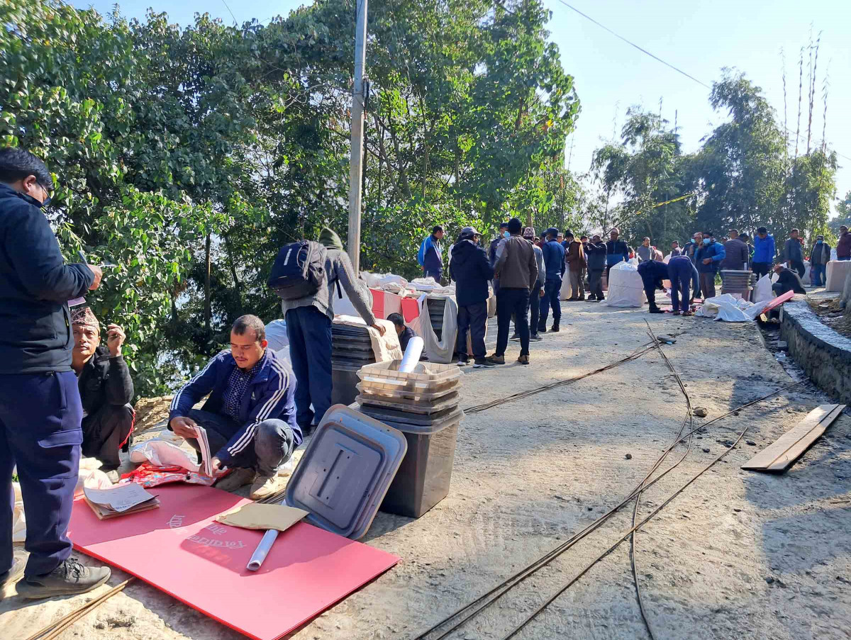 मतदान केन्द्र लगिदै निर्वाचन सामग्री (फोटो फिचर)