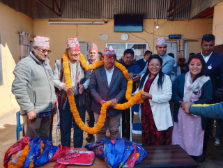 दुई नवनिर्वाचितलाई एउटै माला