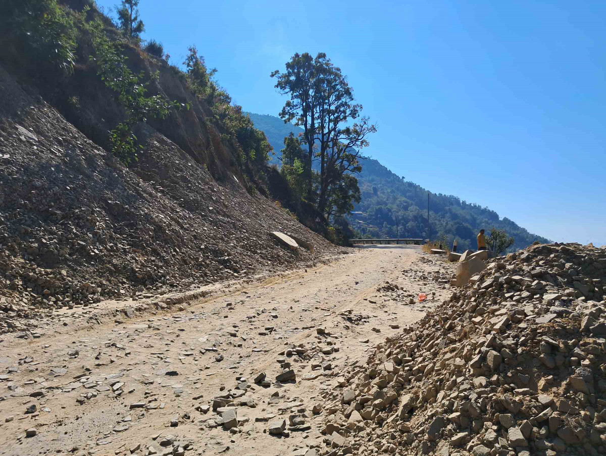 ढुंगाखानीको ढुंगामाटो जथाभावी फाल्दा मध्यपहाडीमा अवरोध