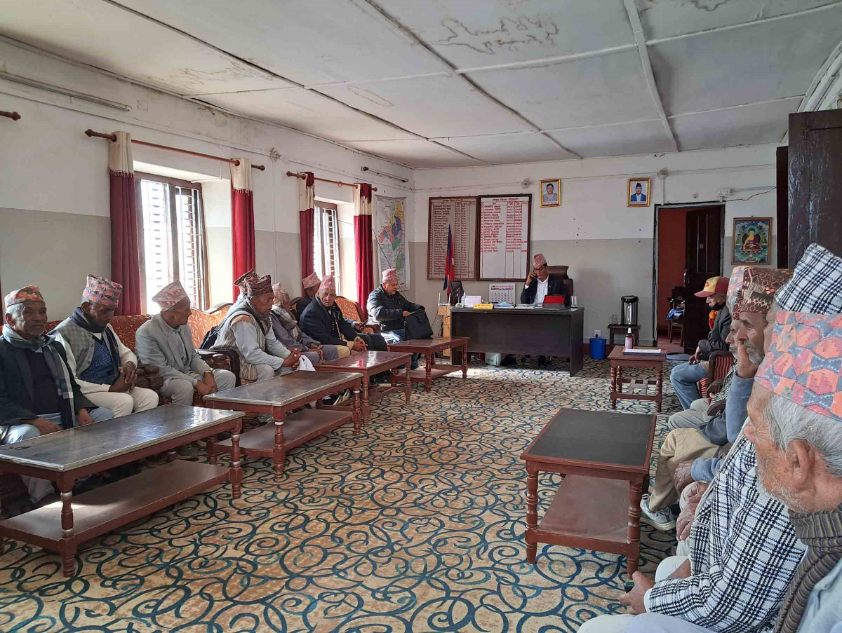 राज्यले दिएको सेवासुविधा नपाएको भन्दै प्रशासन पुगे ज्येष्ठ नागरिक