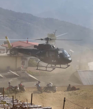 हेलीकोप्टरको हावाले बाईक डिलमुनि खस्यो