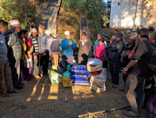 बाम्राङका आगलागी पिडितलाई वडा कार्यालयको खाद्यान्न