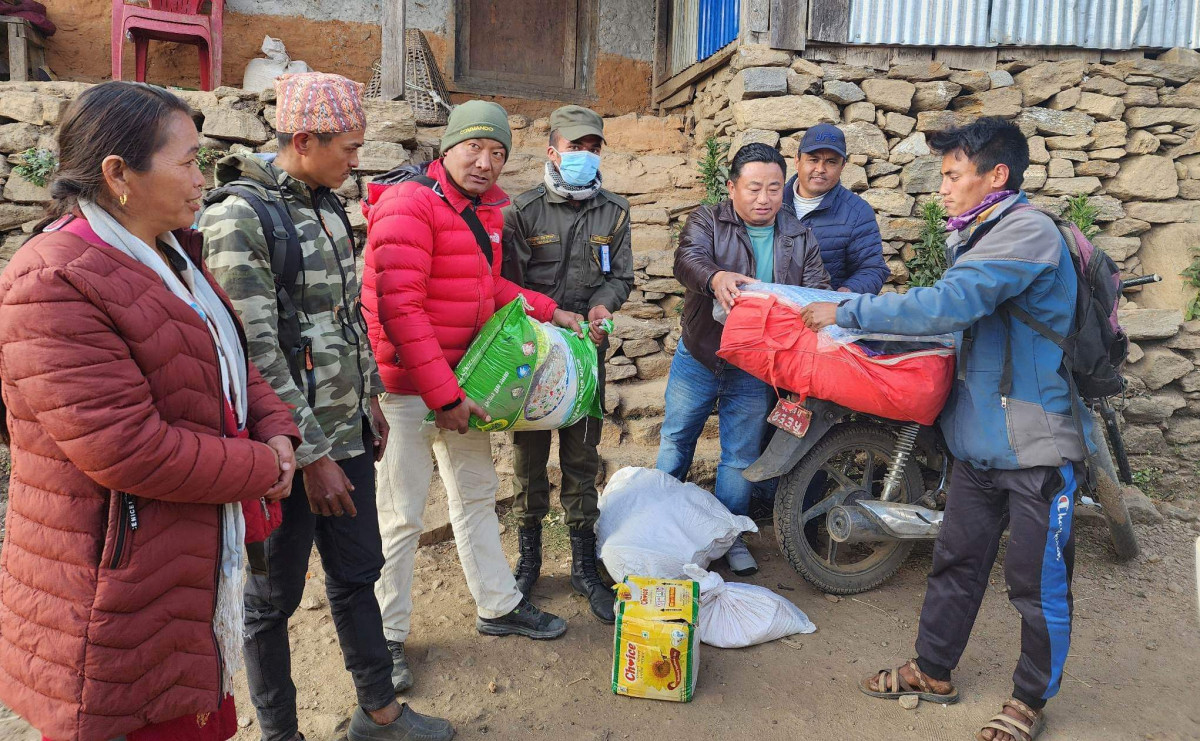 आगलागीबाट विस्थापितलाई ऐसेलुखर्क गाउँपालिकाको राहत प्रदान