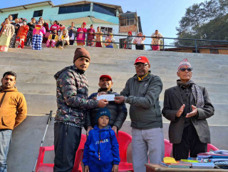 अग्नी पिडित छात्रलाई दिक्तेल इंलिस बोर्डिङ स्कुलको सहयोग