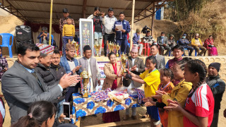 हलेसीमा आयोजित राष्ट्रपति रनिङ शिल्ड पिपलडाँडा देविस्थान माबिले उचाल्यो