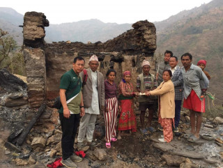 डढेलोले घर जल्दा विस्थापित परिवारलाई राहत