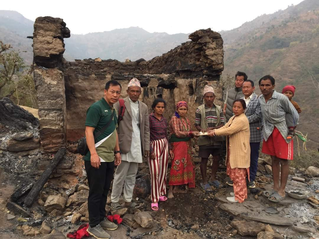 डढेलोले घर जल्दा विस्थापित परिवारलाई राहत