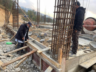 साकेलामा आधारभुत अस्पतालको भवन गुणस्तरहिन, ढलान तोडेर पुःननिर्माण गर्न गाउँपालिका अध्यक्षको निर्देशन