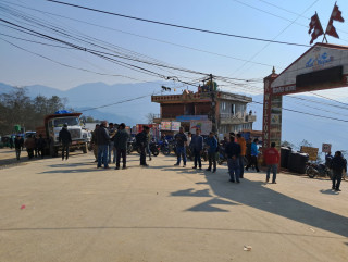खोटाङमा बिहान साँढे तीन बजेदेखि बन्दकर्ता सडकमा, यातायात तथा बजार ठप्प