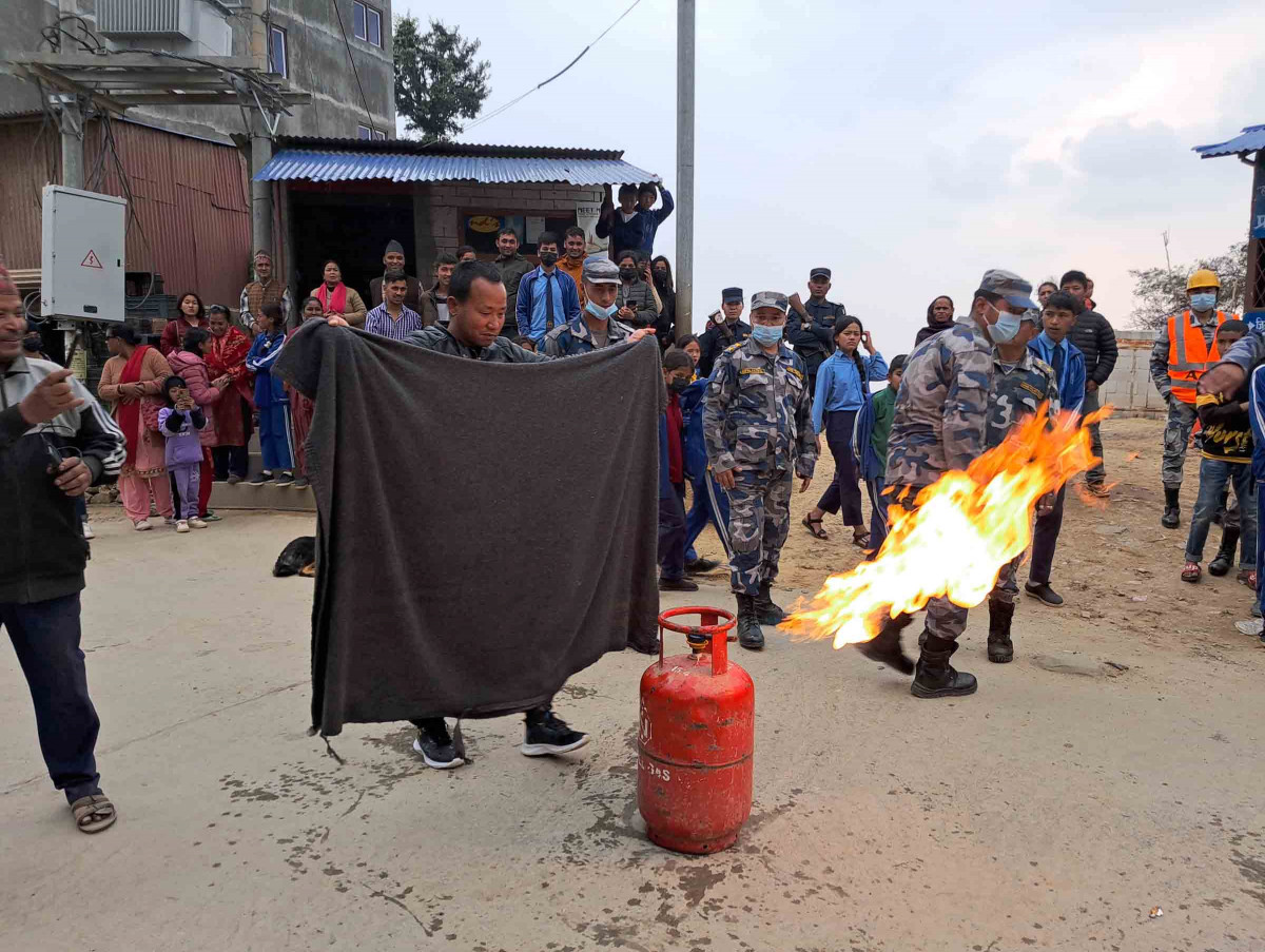 दिक्तेलबजारमा ग्याँस सिलिण्डरबाट लागेको आगो तथा शरीरमा लागेको आगो निभाउने अभ्यास प्रदर्शन