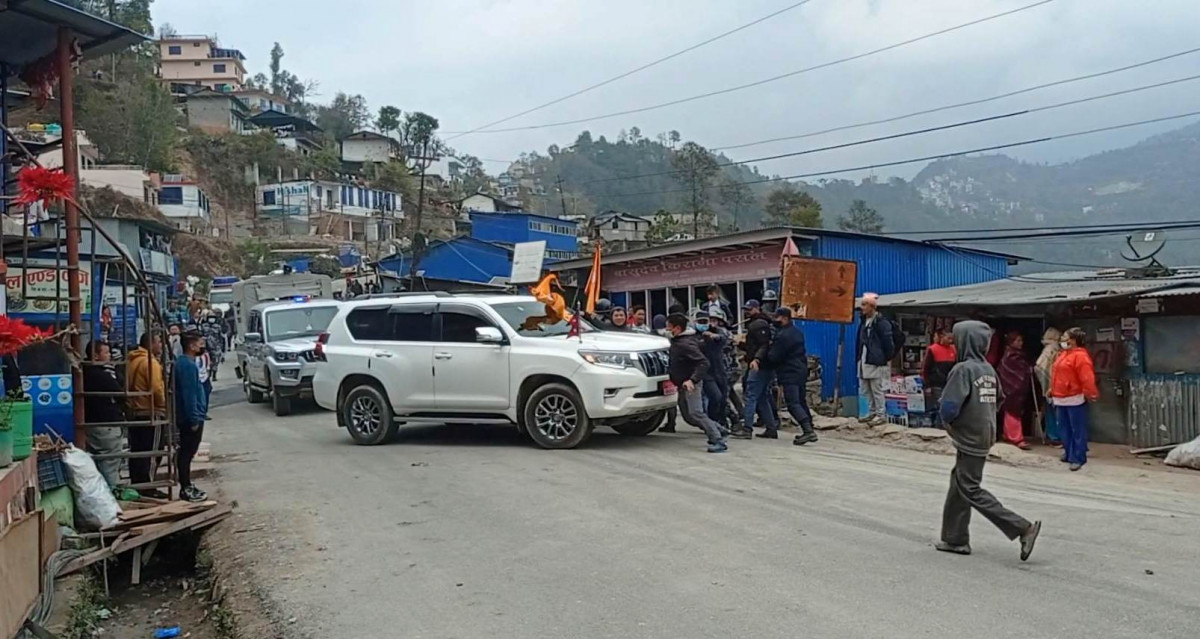 ओखलढुंगामा मुख्यमन्त्री कार्कीलाई कालो झण्डा देखाइए, सवार गाडी तोडफोडको प्रयास
