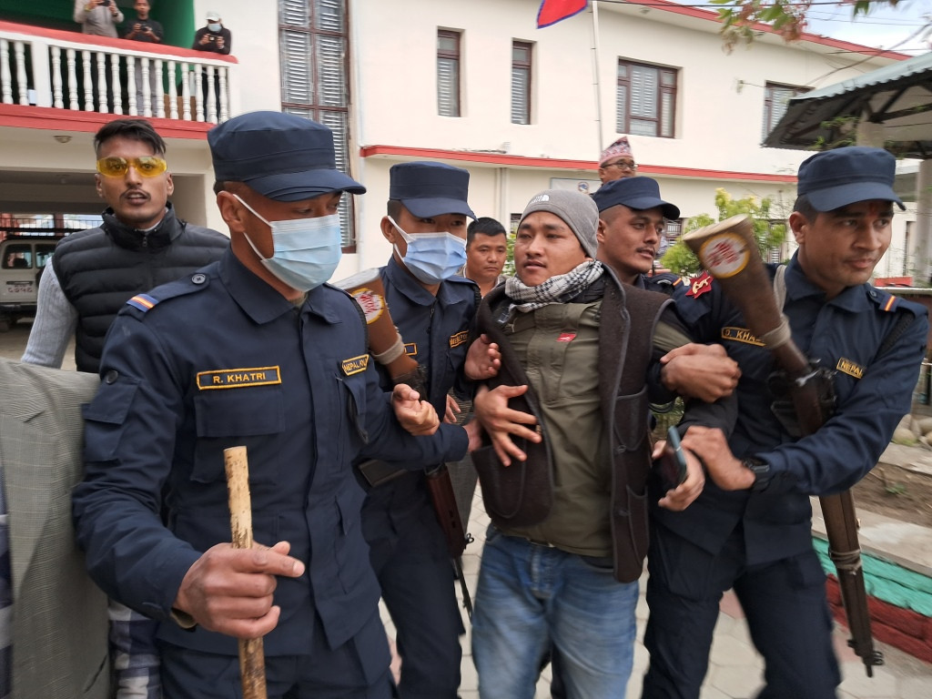 कोशीको पक्षमा मतदान गरेको भन्दै खोटाङमा प्रदेश सांसद पिके राई बिरुद्ध कार्यक्रमस्थलमै प्रदर्शन, चार पक्राउ