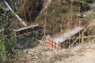 पक्राउ गर्न प्रशासनमा पत्र पुगेपछि पंखु खोला पुलको काम सक्न ठेकेदारको ‘कबुल’