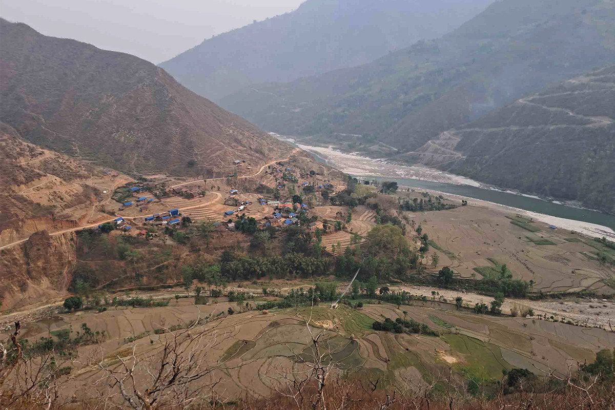 हलेसी तुवाचुङ : सडकले कुलो पुरेपछि खेत बाँझियो