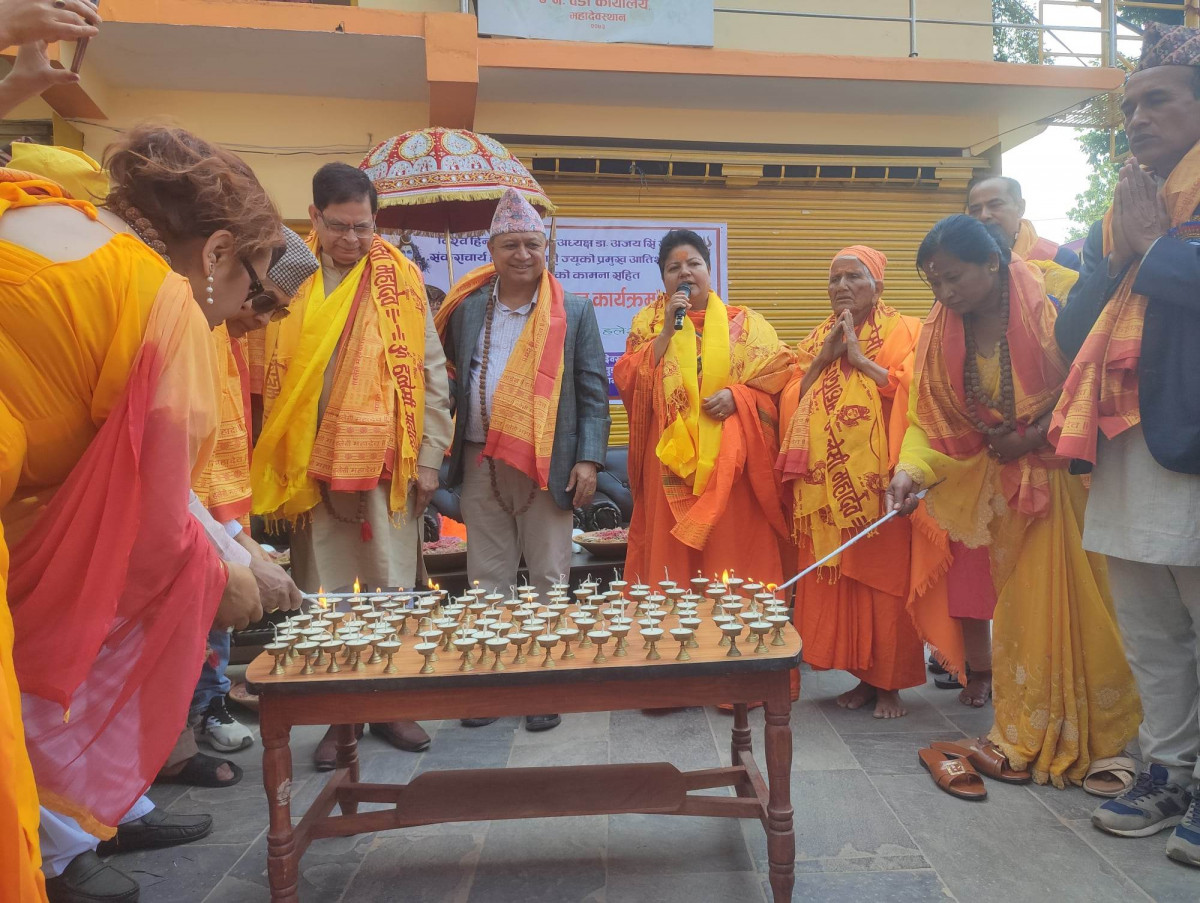 बिश्व शान्तीको कामना गर्दै हलेसीमा शंकराचार्य हेमानन्द गिरी र बिश्व हिन्दु महासंघका अध्यक्ष सिंले गरे दिप प्रज्वलन