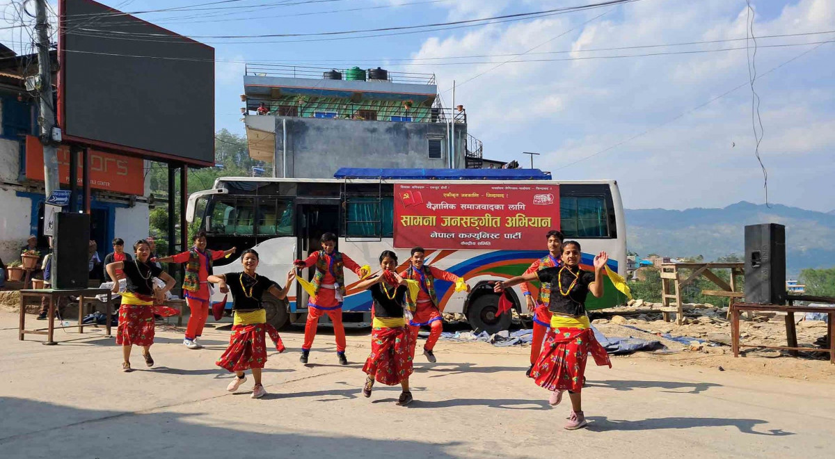 दिक्तेलमा सडकमै सामना परिवारको प्रस्तुती