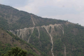 ऐसेलुखर्कः भीरपानीको बाटोले खायो तीन करोड