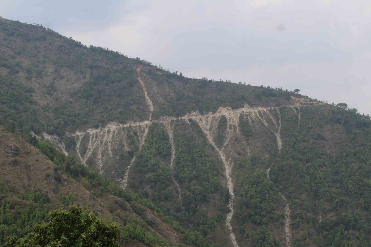 ऐसेलुखर्कः भीरपानीको बाटोले खायो तीन करोड