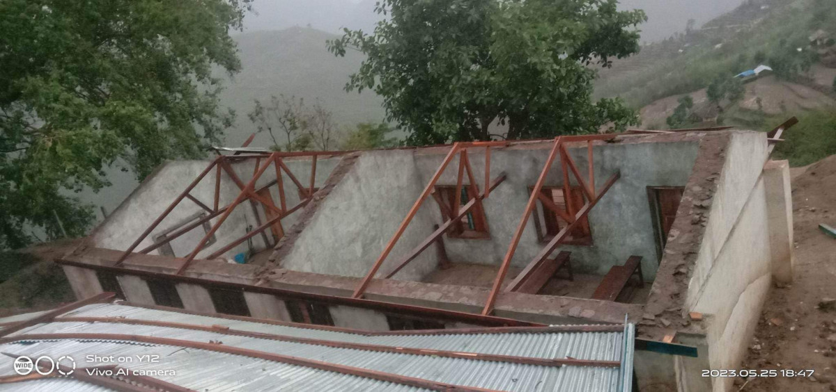 हावाहुरीले विद्यालयको छाना उडाउँदा कम्प्युटरलगायतका सामाग्रीमा क्षती