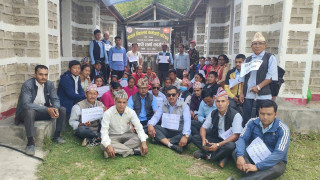 बजेटमा सेवा सुविधाको सम्वोधन नभएको बिरोधमा नेपाल विद्यालय कर्मचारी परिषदको धर्ना