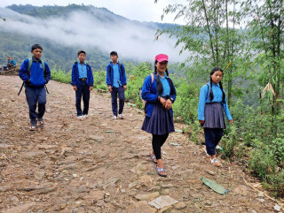 फेदीः विद्यालय पुग्नै तीन घण्टा