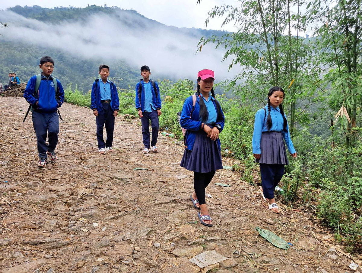 फेदीः विद्यालय पुग्नै तीन घण्टा