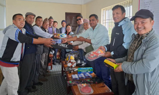 दिक्तेल बहुमुखी क्याम्पसलाई दियो पुर्व विद्याथार्थी मञ्चले खेल सामग्री