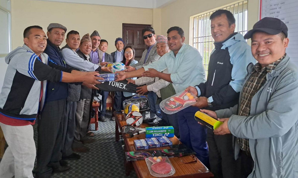दिक्तेल बहुमुखी क्याम्पसलाई दियो पुर्व विद्याथार्थी मञ्चले खेल सामग्री